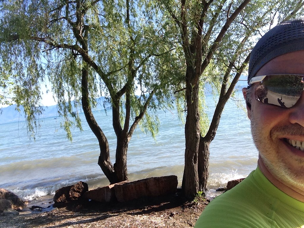 TRA I MIGLIORI PERCORSI DI RUNNING (CORSA) ECCO IL LUNGOLAGO DI PESCHIERA DEL GARDA IL LATO VERSO SAN BENEDETTO DI LUGANA SPETTACOLARE PERRCORSO IN RIVA AL LAGO DI GARDA IN MEZZO A CIGNI E PAPERE SENZA INQUINAMENTO AUTOMOBILISTICO