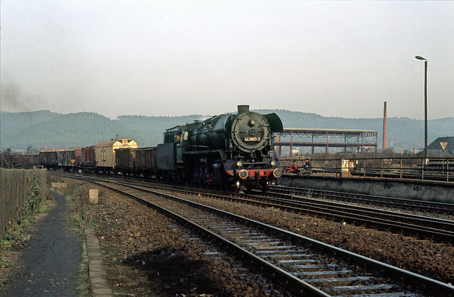 090. 1979-11. BR 44 0663 mit Gütezug in Saalfeld, DDR