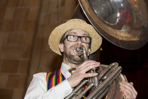 Brass band on stilts entertainement 2