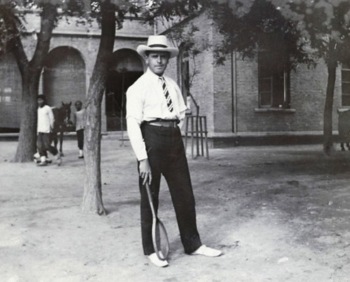 天津紫竹林海关楼外－英国职员手拿网球拍 1900s Tianjin Custom House