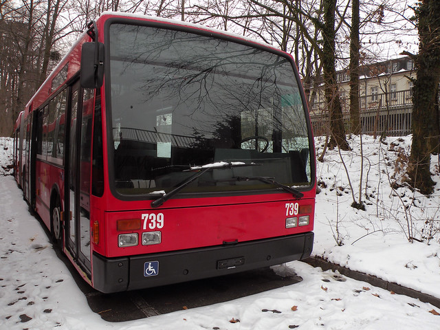 Im Februar 2012 kommen die VAN HOOL Busse in Basel an. Hier Bus 739 (ex SVB 242).