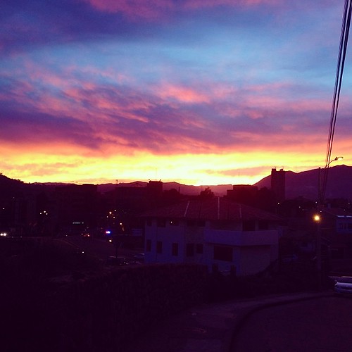 Con esta puesta de sol hermosa terminan las fiestas de #Cuenca by BambyLandy, valencia square squareformat iphoneography instagramapp uploaded:by=instagram foursquare:venue=4d3b4