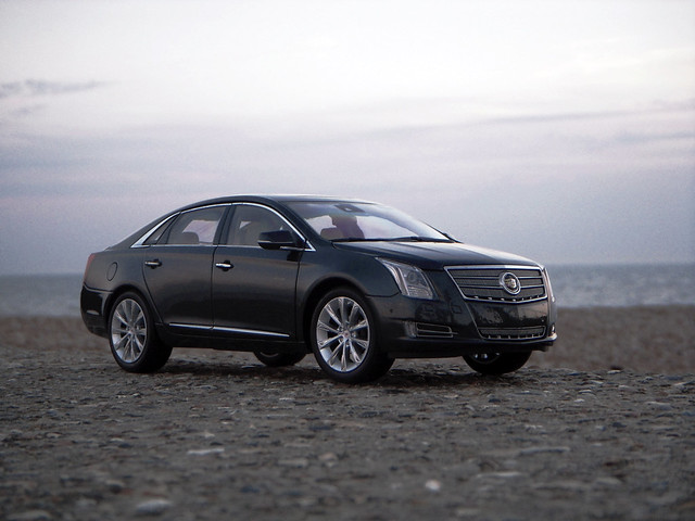 2013 Cadillac XTS Platinum 1:18 Diecast by Gaincorp / Kyosho