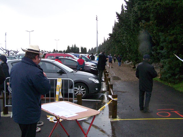 29-Ligne d'arrivée, parking de la salle des fêtes, René Reboul toujours aux commandes alors que la pluie tombe à nouveau sur Garons...