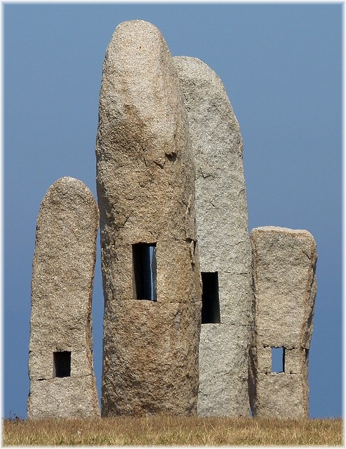 3299-Menhires no parque escultorico da Torre de Hercules