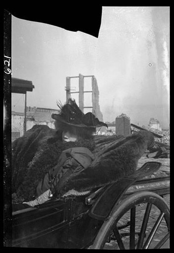 Sarah Bernhardt (1844 - 1923) escapa de los efectos del terremoto de 1906 en San Francisco EEUU, un mes antes no quízo volver a venir a Chile
