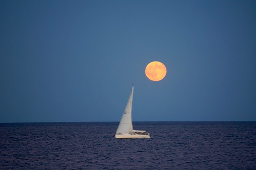 moon chicago sailboat boat lakemichigan moonrise bluehour bluemoon pw