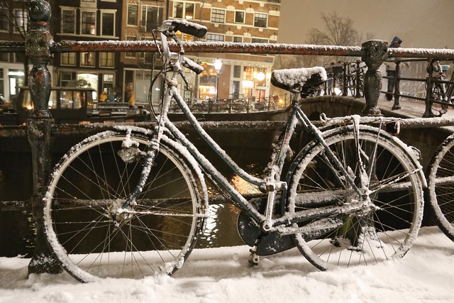 Fresh snow fallen on a Dutch bike
