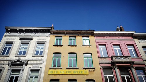 'La vie est belle' - #Brussels #belgium #visitbrussels #welovebrussels #hellhole #city #street #photography #samsung #samsungs6 #architecture
