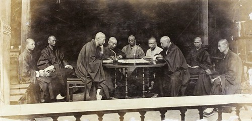 广州华林寺和尚抽水烟下围棋 1869 Canton(Guangzhou), Monk Playing Go with Chinese Hookah in Hualin Temple