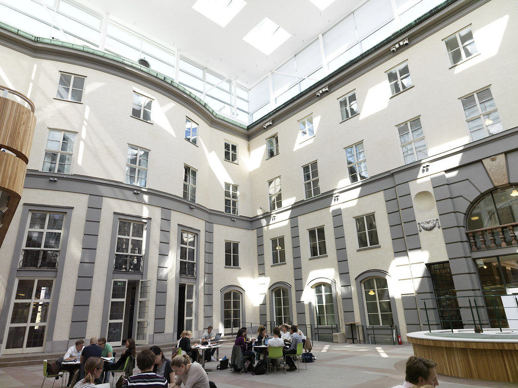 Atrium med elever som studerar vid fasad | Stockholm School of Economics  Handelshögskolan i Stockholm | Flickr