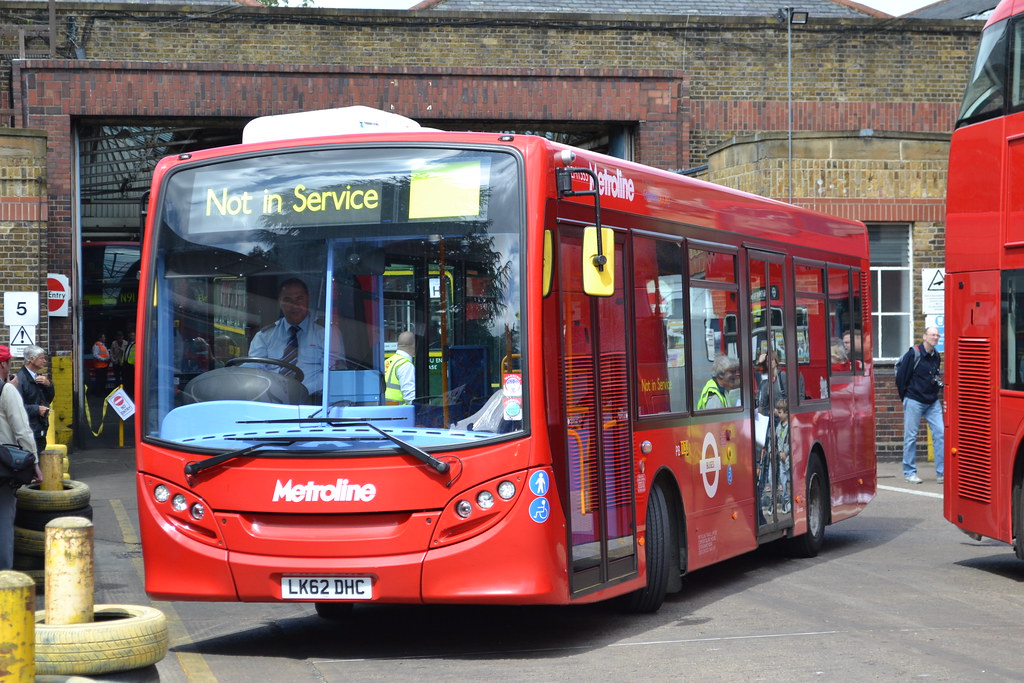 Metroline DEM1353 LK62DHC | Seen at Metroline Potters Bar De… | Flickr