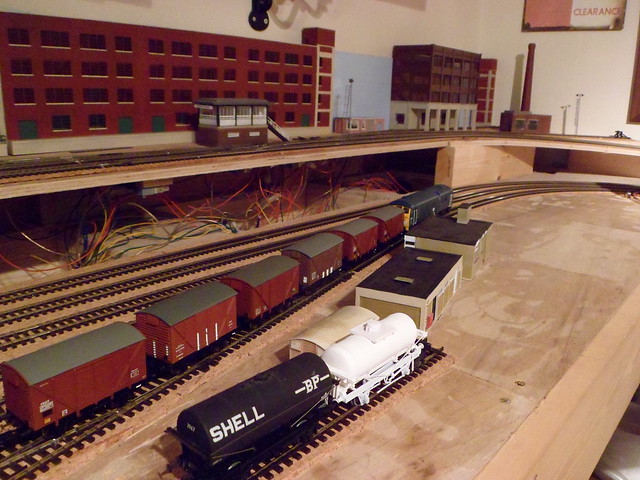 8T06 passes the TOPS office and shunters cabin