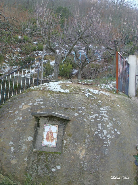 Águas Frias (Chaves) - ... nicho de S. Pedro cravado na rocha ainda com vestígios de neve ...