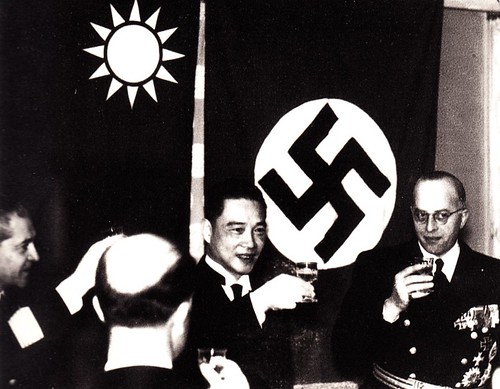 汪精卫和纳粹德国外交官干杯 1941 南京 Wang Jingwei drinks a toast with German diplomats at Nanking