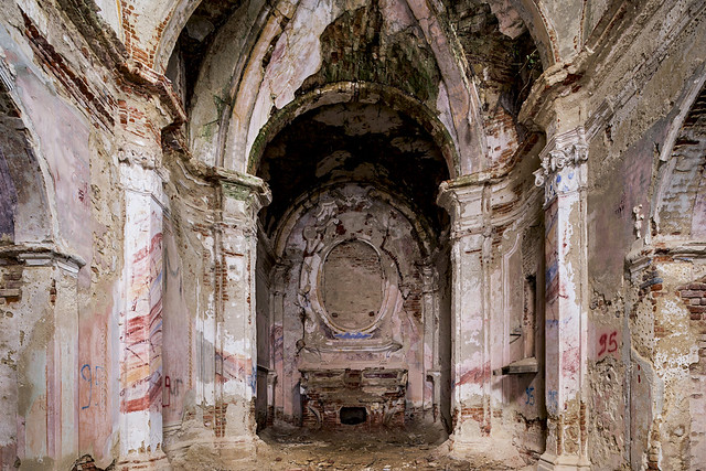 Abandoned church, somewhere in Italy.