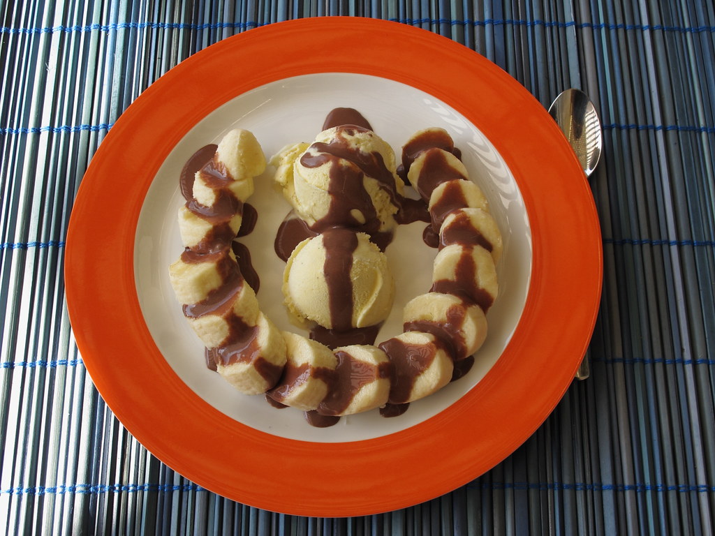 Banane mit Vanilleeis und Schokoladensoße | Gourmandise | Flickr