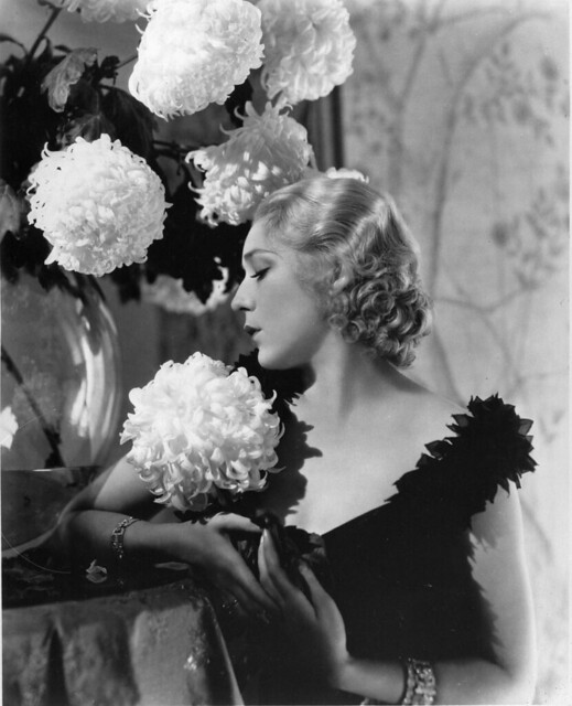 Film star Mary Pickford posing with huge white flowers / L’actrice Mary Pickford pose avec de grandes fleurs blanches