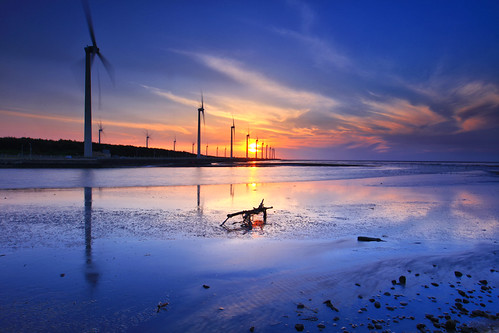 Gaomei by Thunderbolt_TW, sunset sun reflection windmill canon landscape wind taiwan 夕陽 getty taichung 台灣 turbine 風景 gettyimag