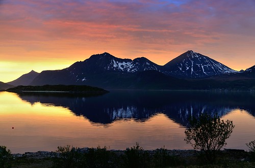 sky sun mountains reflection night sunrise nordnorge midnightsun troms kvaløya nikkor1685dx nikond7000 pwpartlycloudy