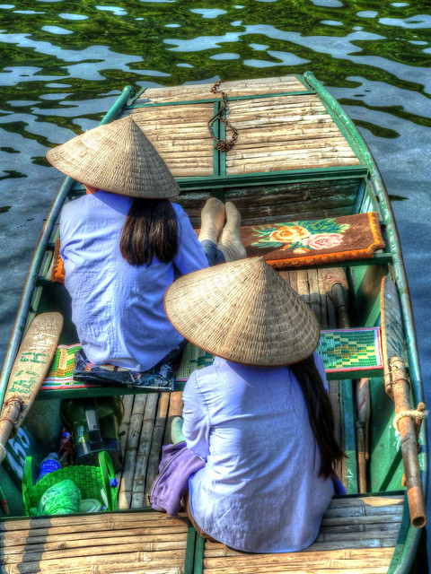 Baie d'Along Terrestre, site de Trang An, les rameuses au repos,  Vietnam