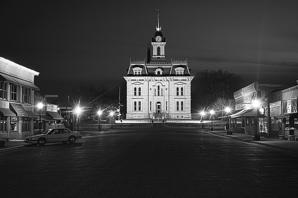 Cottonwood Falls at night The capitol city of the Kansas F… Flickr