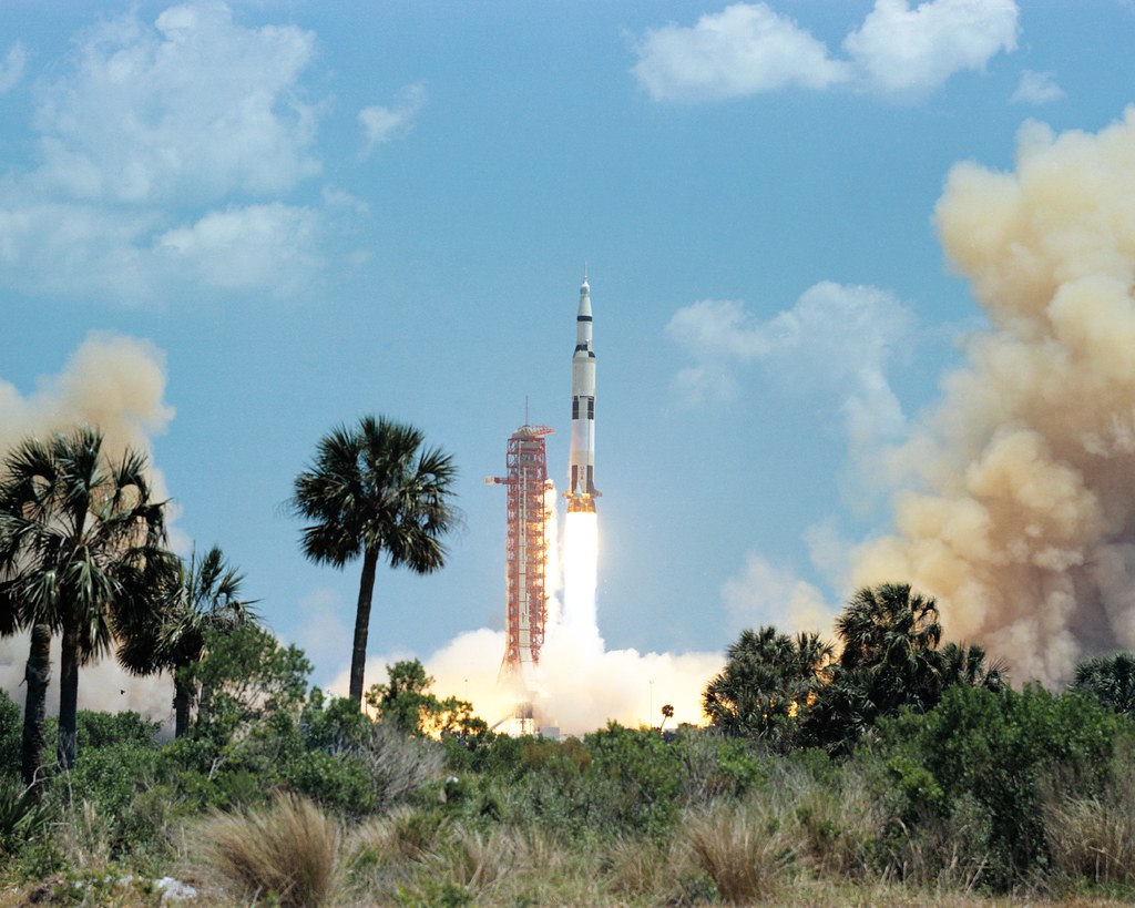 Apollo 372 s72-35345 | S72-35345 (16 April 1972) --- The huge, 363-feet… | Flickr