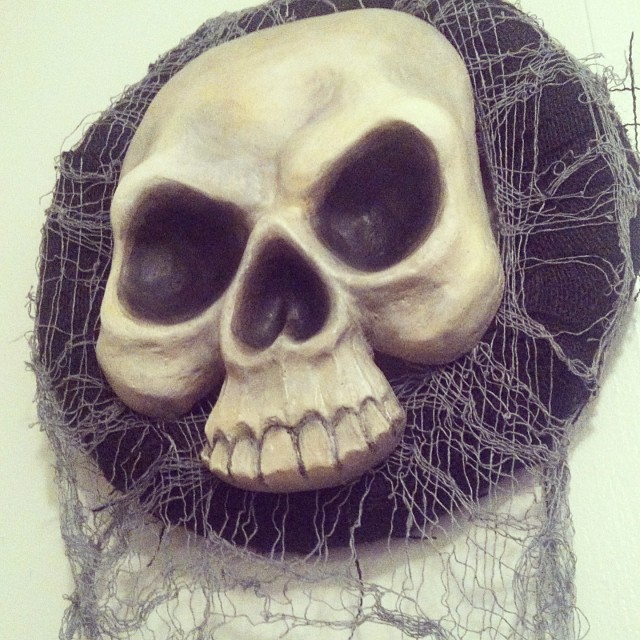 New Skull Halloween Wreath design! This time with Spooky Net! #halloween #craft #sculpture #skull