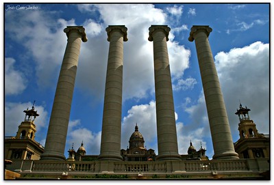 Quatre columnes i tres palaus, Sants-Montjuïc (Barcelona, el Barcelonès, Catalunya)