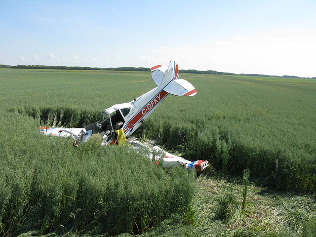 Un avion de pulvérisation agricole Piper PA-25 qui s’est écrasé à l’ouest de Rose Valley (Saskatchewan) - A Piper PA-25 crop spraying aircraft that struck the ground west of Rose Valley, Saskatchewan