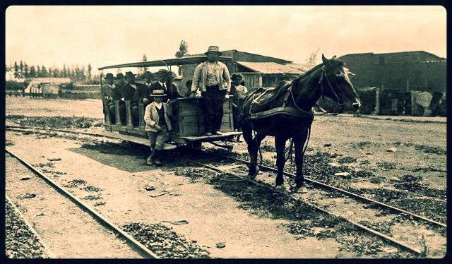 Ferrocarril Yungay - Barrancas o Ferrocarril Santiago El Resbalon, Carro de sangre en recorrido a Renca.  Fuente: Archivo Fotográfico, Museo Histórico Nacional (PFA- 000671).