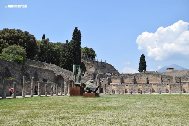 Nurmikentää ja raunioita Pompeijissa