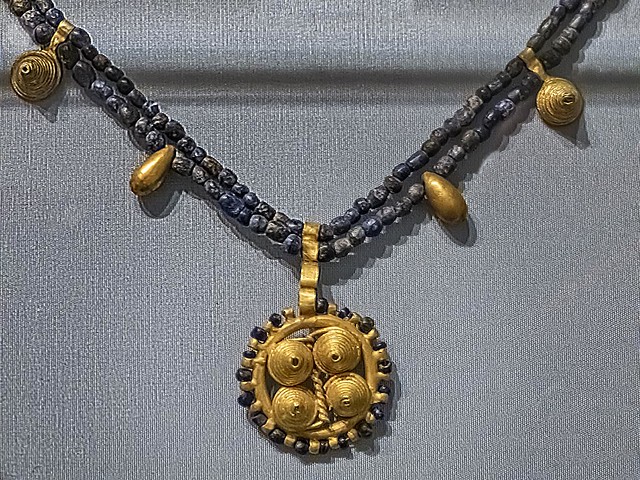 Necklace of gold and lapis lazuli recovered from the royal cemetery of Ur Itaq 2550-2450 BCE