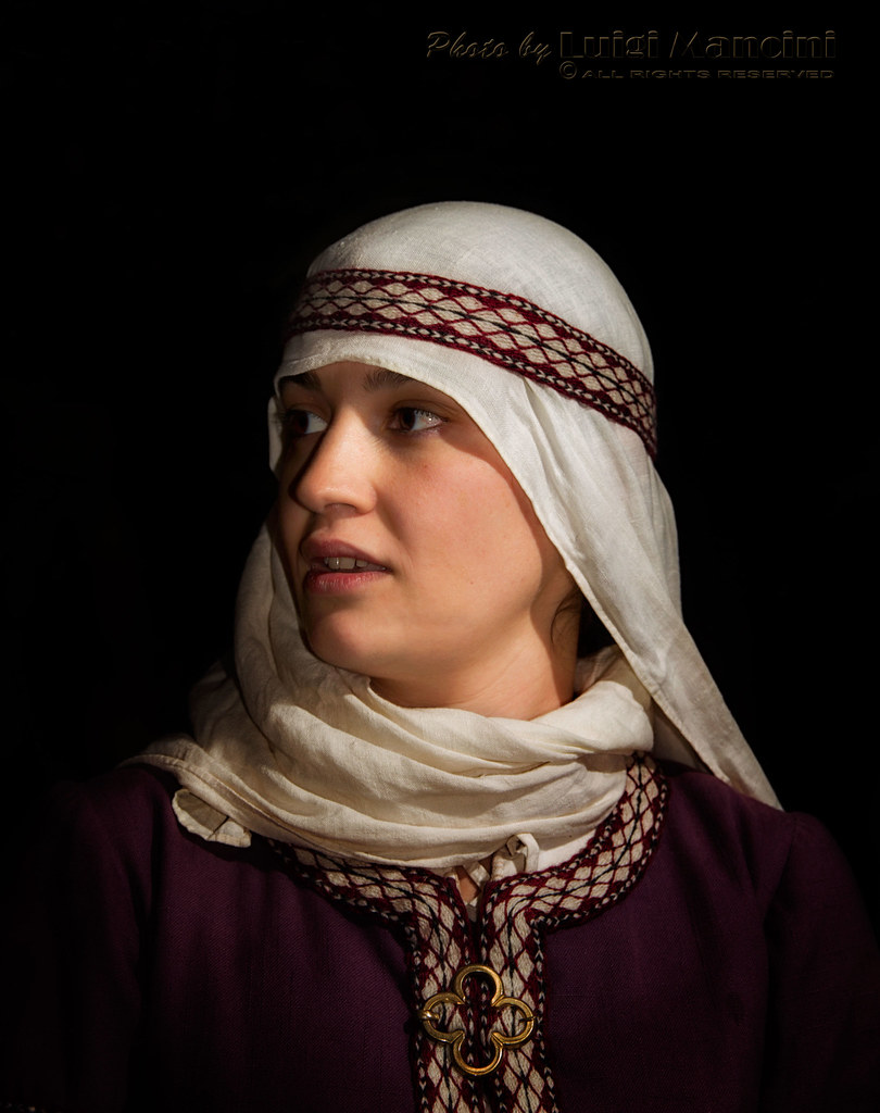 Portrait of a young woman in medieval clothes | Test portrai… | Flickr