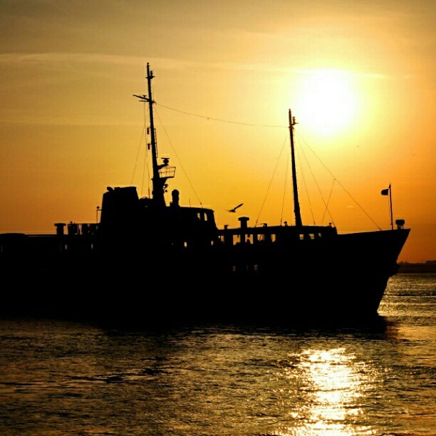 #turkey #istanbul #kadikoy #ist #vapur #gunbatimi #sunset #tersisik #steamship #ship #sea #sun #gunes