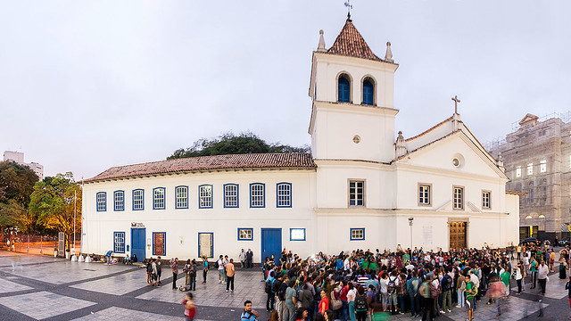 guarani ocupam pátio do colégio