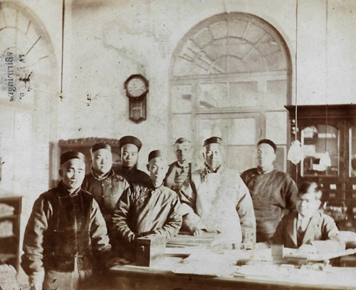 天津紫竹林海关楼内中外职员 1900s Tianjin Custom House