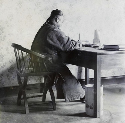天津紫竹林海关楼－中国职员在商标注册办公室上班 1903 Tianjin Custom House - Office