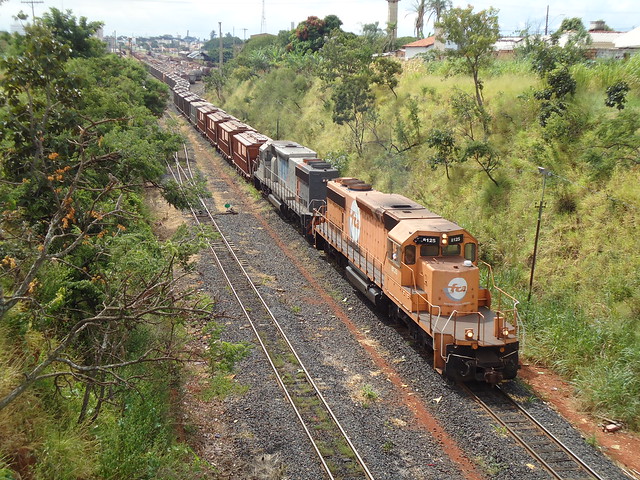 16051 [in EXPLORE] BB40-2 #8125 + 6509 com trem C746 saindo de Uberlândia MG para Uberaba      (2)