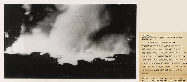 VIETNAM WAR PHOTO - SAIGON BLAZE DURING ATTACK