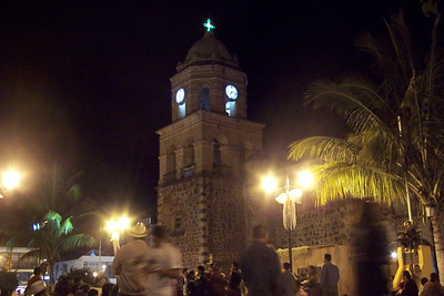 Campanario de piedra de la iglesia de Compostela iluminado de noche, Nayarit