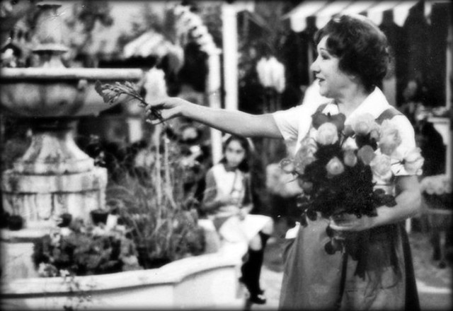 La Florista por la actriz ANA GONZALEZ en La Pergola de Las Flores