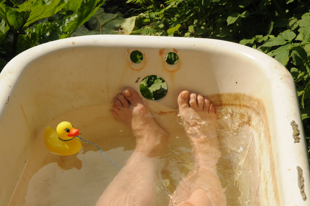 Bad in der Garten-Badewanne - Ente bestaunt Füße ohne Schwimmhaut 2