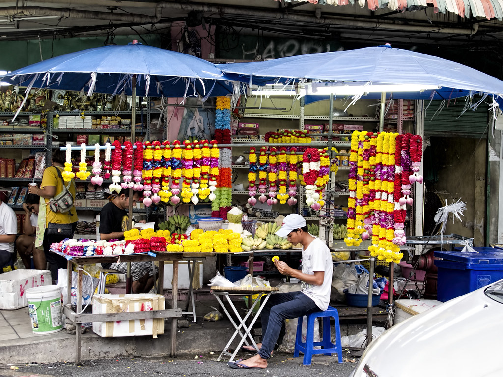 20131108_Thailand_4924 Bangkok crop | A vendor makes floral … | Flickr