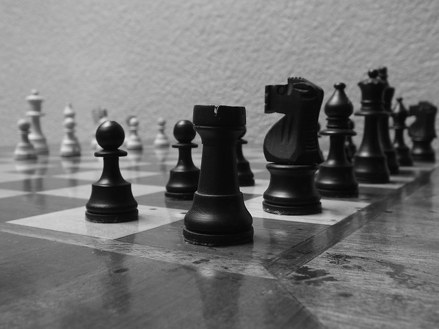 Piezas negras de ajedrez en blanco y negro