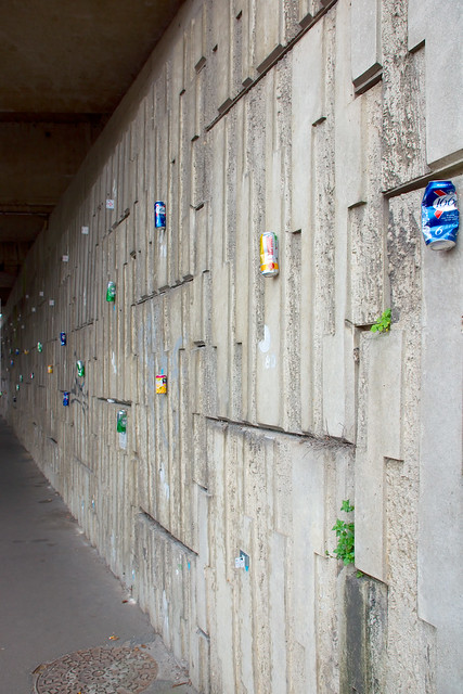 Canettes accrochées sur un mur