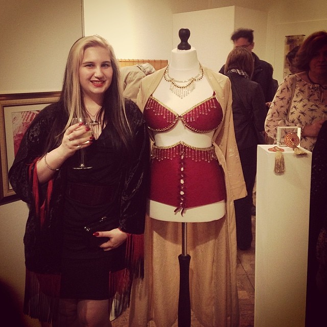 The incredible Lollie LaRouge with her award winning glass corset. Such an absolute babe, incredible design and an incredible person. #burlesque #burlesqueisbest #corset #glass #glasscorset #love #life #awesome #altgirl #alt