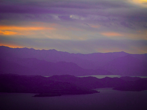 Sake by aminah51, Lake Kivu, Democratic Republic of Congo, North Kivu.
A late flight by helicopter between Bukavu and