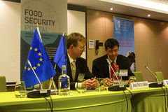 Jean-Pierre Halkin from the European Commission and Shenggen Fan from IFPRI sign European Union Contribution Agreement to initiate a second phase of the IFPRI-led Food Security Portal