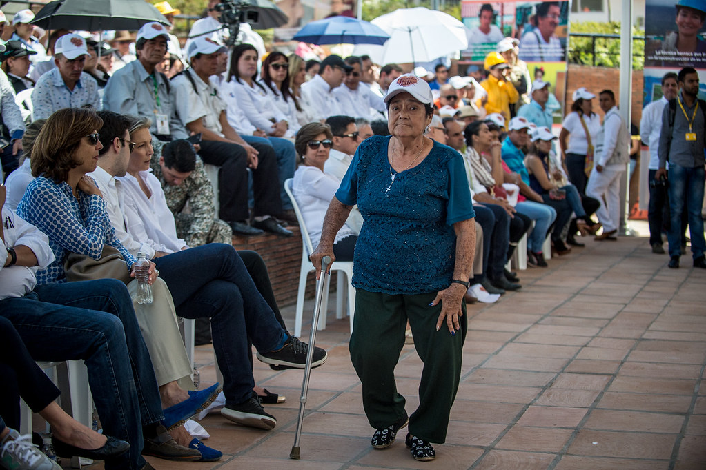 Presidente Santos entrega las primeras 100 escrituras de G… | Flickr